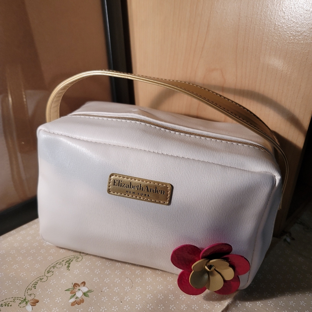 Nwot Elizabeth arden pouch